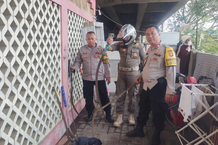 Polisi Bubarkan Tawuran Pelajar Bersenjata Tajam di Tanjung Priok, Enam Celurit Diamankan