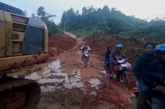 BNPB: Empat Titik Longsor di Jalur Gunung Salak Berhasil Dibersihkan