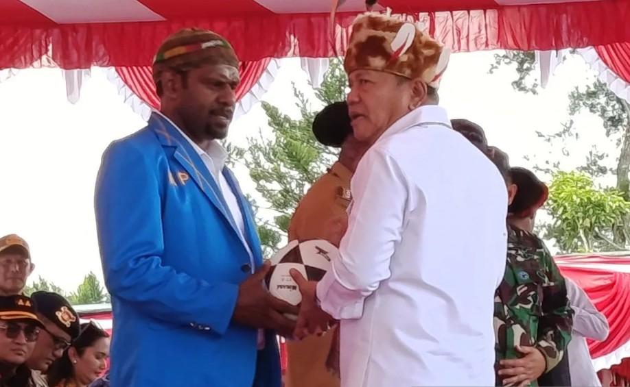 Menko Polkam Serahkan Bantuan Sarana Olahraga ke KNPI Papua Pegunungan, Dorong Pemuda Aktif dan Jauhi Hal Negatif