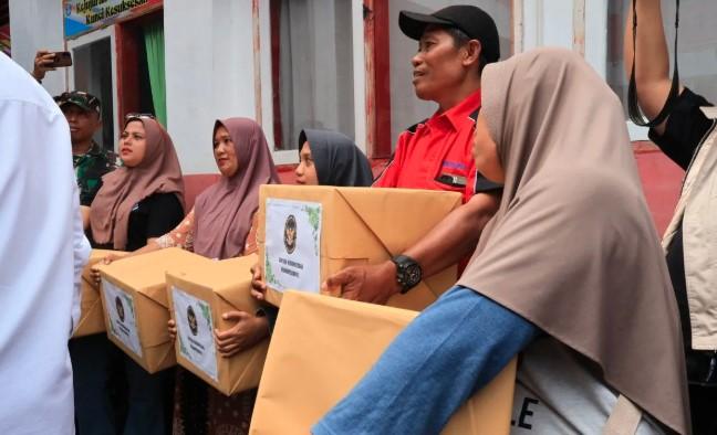 Menko Polkam Salurkan Bantuan Rp309 Juta dan 318 Paket Sembako untuk Penyintas Banjir di Padang