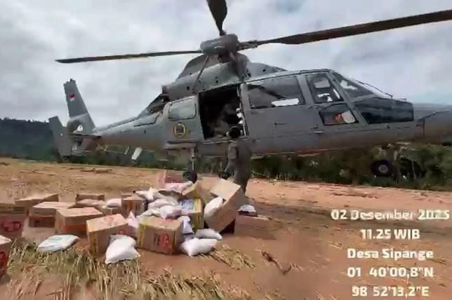 Dua Helikopter TNI AL Kirim 400 Kilogram Logistik ke Empat Desa Terdampak Banjir di Tapanuli Tengah