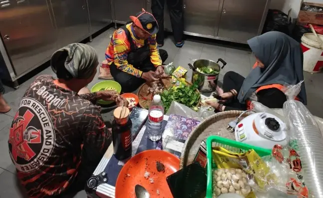 Kisah Dapur Kecil KN Ganesha di Tengah Operasi SAR Sumatera