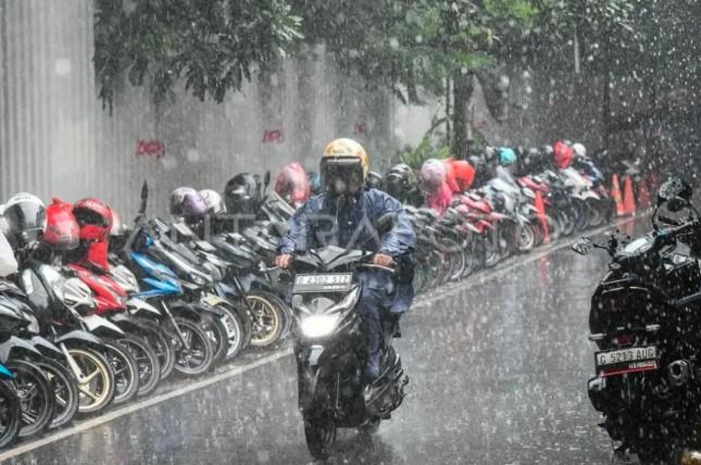 BMKG Prakirakan Hujan dan Petir Landa Hampir Seluruh Wilayah Jakarta pada 4 Desember 2025