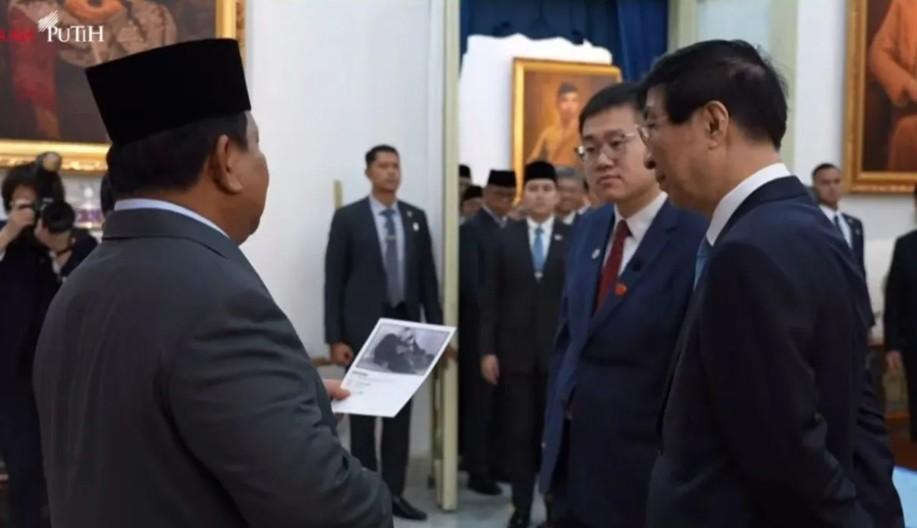 Pertemuan Prabowo dan Wang Huning di Istana Merdeka Diwarnai Cerita Kelahiran Panda di Indonesia