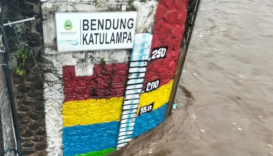 Debit Air Bendung Katulampa Naik Akibat Hujan Deras, Warga Sepanjang Ciliwung Diminta Waspada