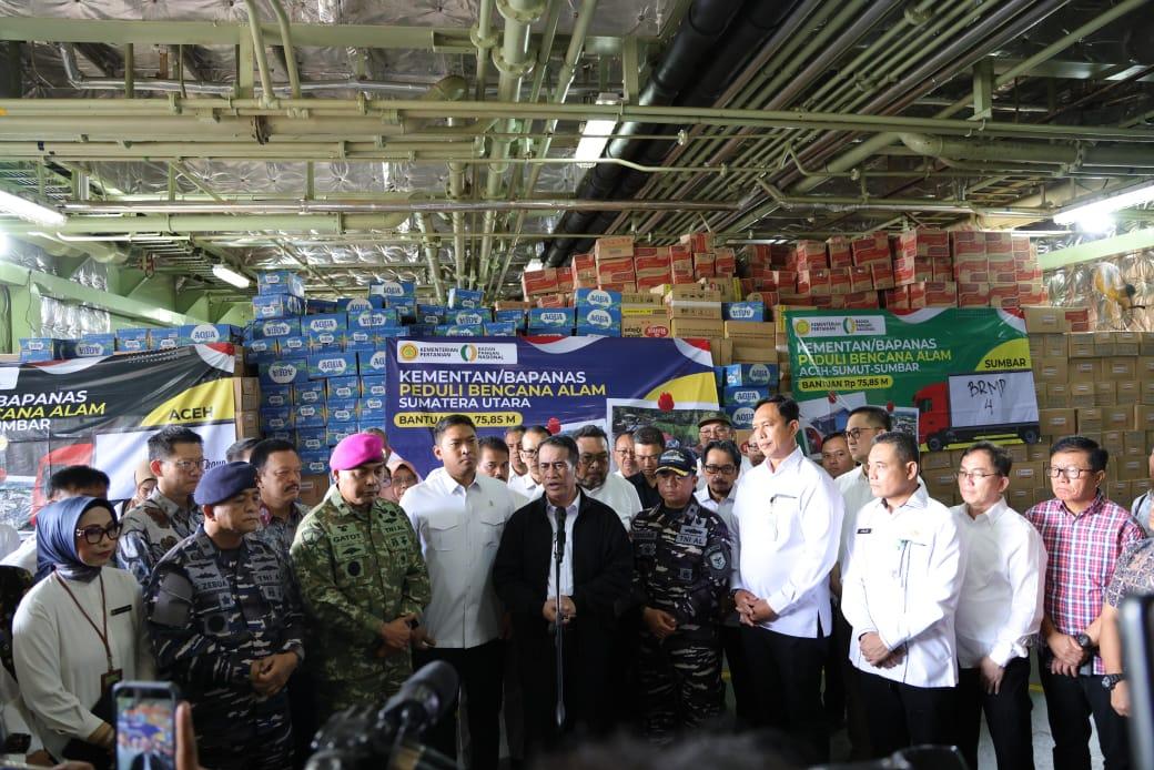 Mentan Amran Kirim Logistik Bantuan Bencana Satu Kapal Penuh ke Sumatra