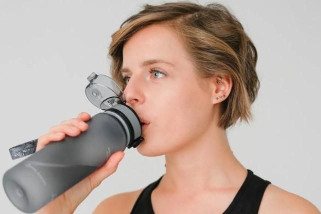 Ahli Kesehatan Ingatkan Risiko Penggunaan Botol Tembaga, Ini Cara Aman Memakainya