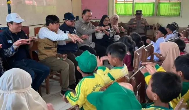 Mendikdasmen Abdul Mu’ti Kunjungi SMPN 1 Tanjung Raya, Beri Layanan Psikososial dan Bantuan untuk Korban Banjir-Longsor