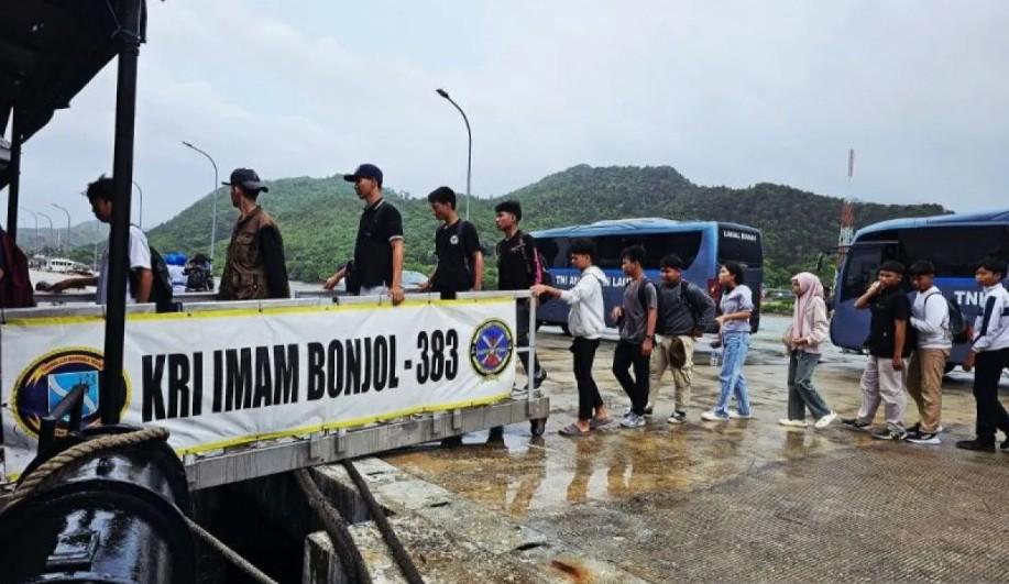 KRI Imam Bonjol Gelar Open Ship di Natuna, Ratusan Warga Antusias Kunjungi Kapal Perang TNI AL