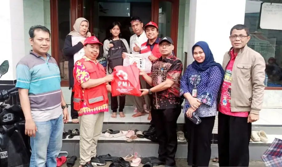 PMI Salurkan Bantuan untuk 10 KK Korban Kebakaran Hebat di Cakung Timur