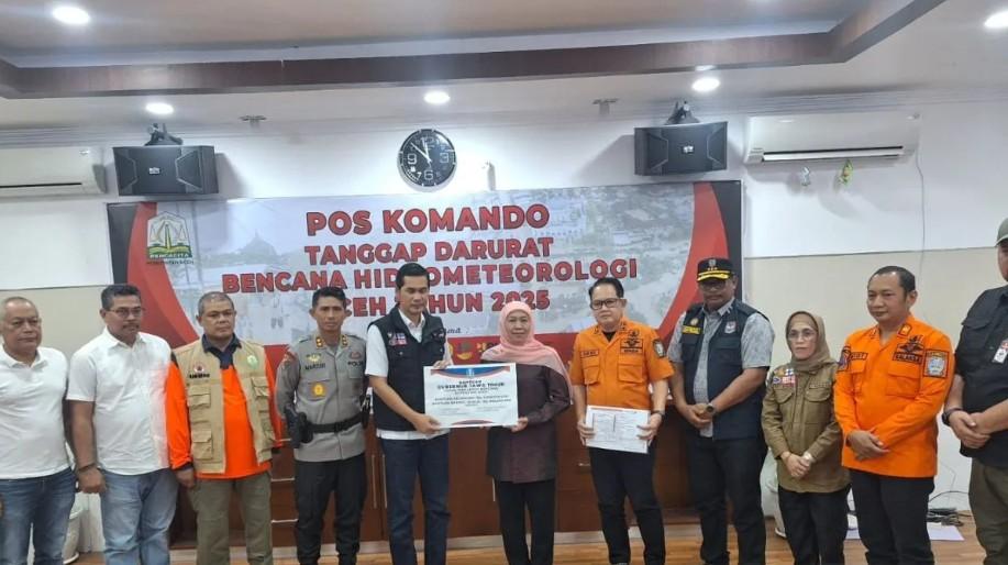 Gubernur Jawa Timur Serahkan Langsung Bantuan Rp3,8 Miliar untuk Korban Banjir dan Longsor di Aceh