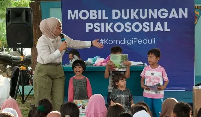 Komdigi Pulihkan Kondisi Psikososial Anak Korban Banjir Sumatra Barat Lewat Program Mendongeng