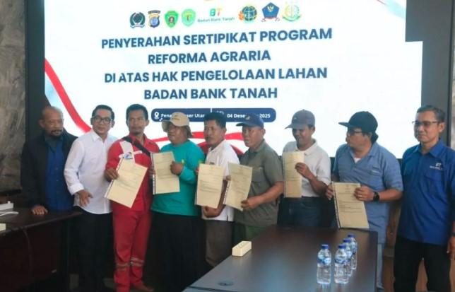 Badan Bank Tanah Serahkan Sertipikat Reforma Agraria ke Petani Gersik, Wujudkan Kepastian Hukum Pengelolaan Lahan