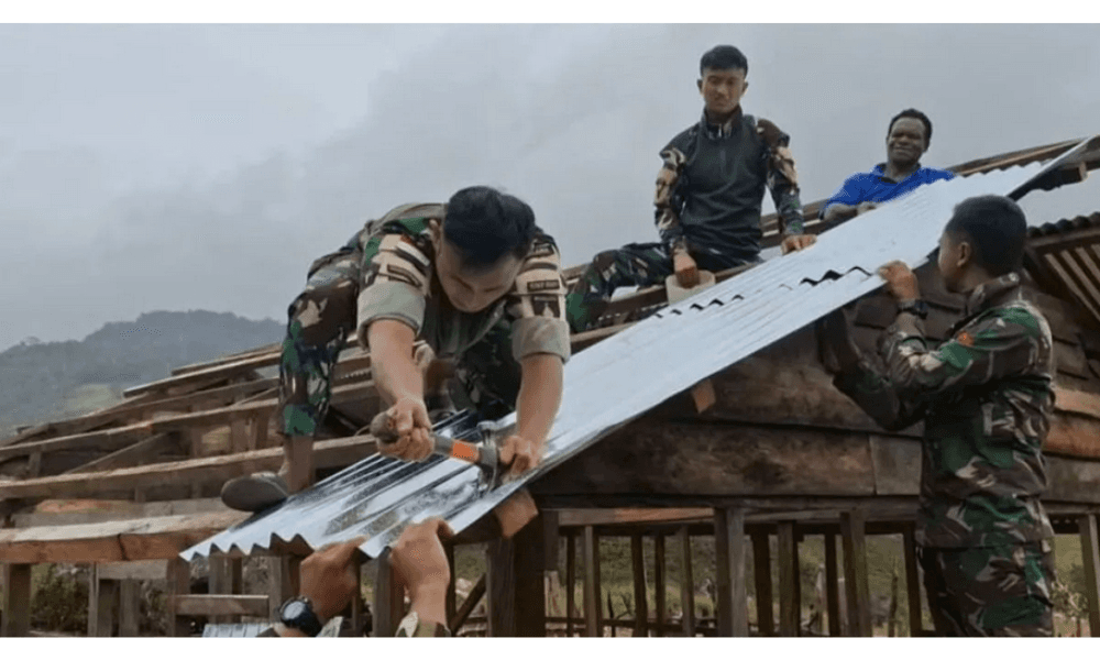 Prajurit TNI Bangun Rumah Layak Huni untuk Tokoh Agama di Pedalaman Lanny Jaya, Papua