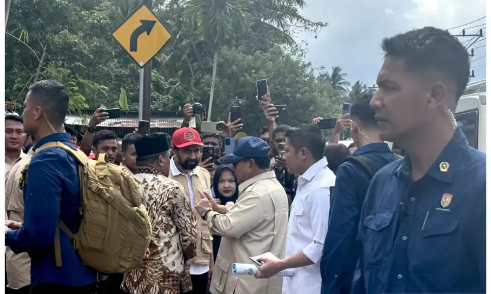 Presiden Prabowo Tinjau Pengungsian Banjir di Bireuen, Pimpin Rapat Kabinet Darurat di Aceh