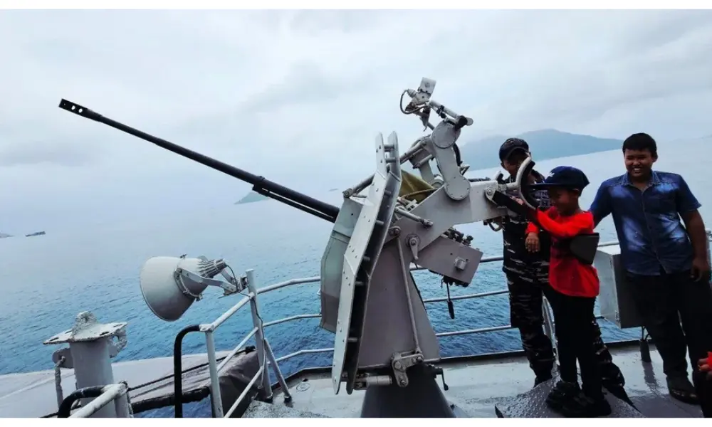 Kunjungan ke KRI Imam Bonjol-383 di Natuna Bangkitkan Semangat Maritim Pelajar dan Warga