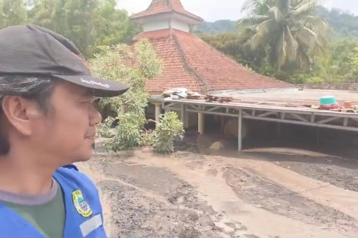 Banjir Lahar Gunung Semeru Rendam 13 Rumah di Sumberlangsep, Ratusan Warga Mengungsi ke Perbukitan