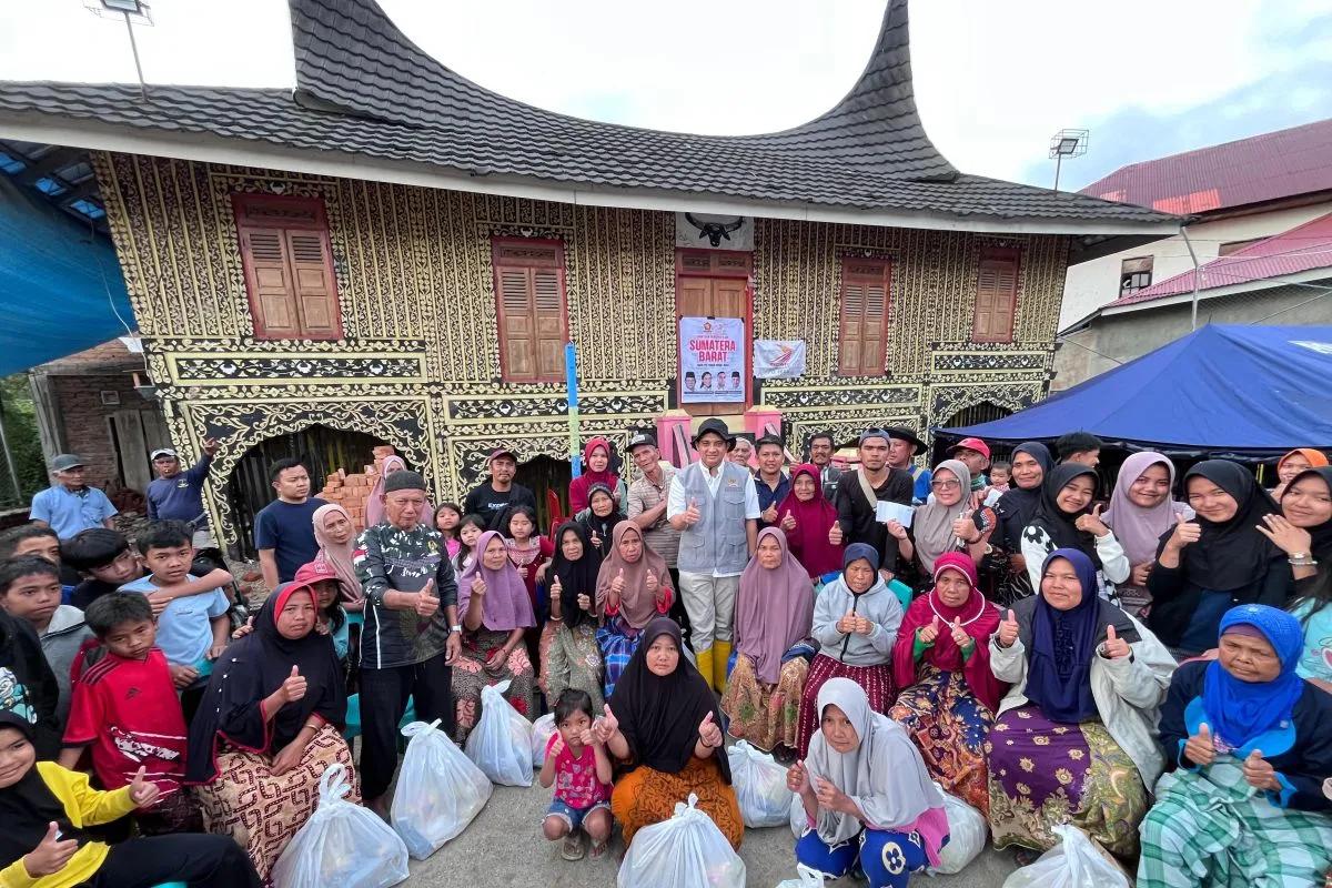 Ade Rezki Pratama Salurkan Bantuan ke Daerah Terpencil Terdampak Banjir Bandang di Agam