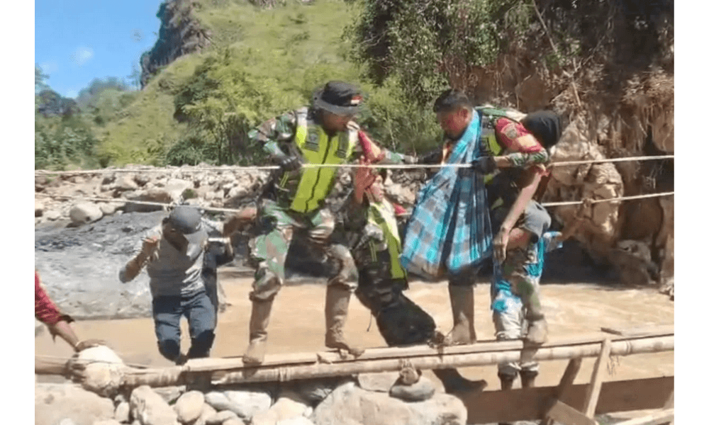 TNI Evakuasi Lansia Sakit di Tengah Banjir dan Longsor Bener Meriah, Tempuh Medan Sulit Demi Penanganan Medis
