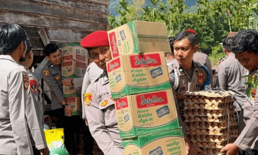 Polres Nagan Raya Salurkan Bantuan Bahan Pokok untuk Korban Banjir Bandang di Beutong Ateuh