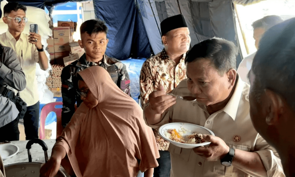 Presiden Prabowo Tinjau Pengungsian di Bireuen, Cicipi Masakan Dapur Lapangan dan Dengarkan Keluhan Warga