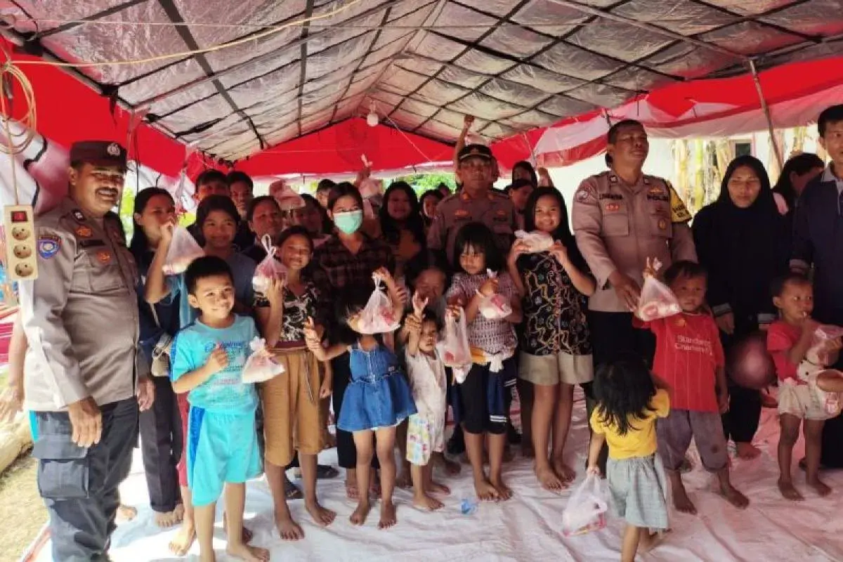 SPPG Polri Salurkan 2.000 Paket Snack untuk Anak-Anak Terdampak Banjir di Sibolga