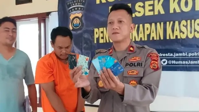 Polisi Jambi Tangkap Pelaku Pembobolan Uang Nasabah Lewat Modus Ganjal Mesin ATM