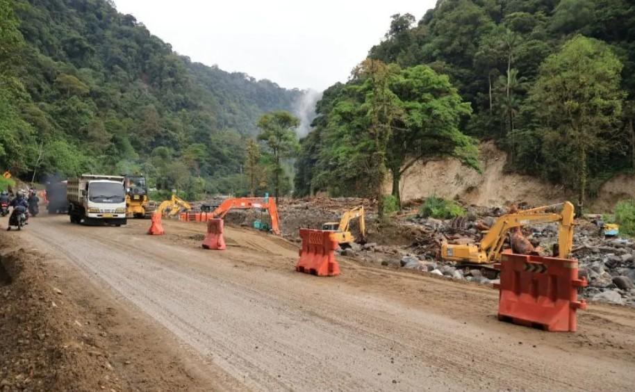 Jalan Lembah Anai Ditargetkan Bisa Dilalui Mobil Pertengahan Desember, Pengamanan Tebing Dipercepat