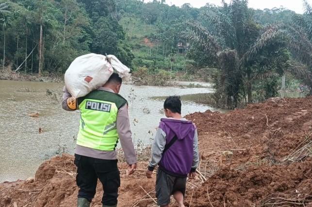 Kompol Muzhendra Tetap Bantu Warga di Tengah Longsor Talamau Meski Jalur Licin dan Berbahaya