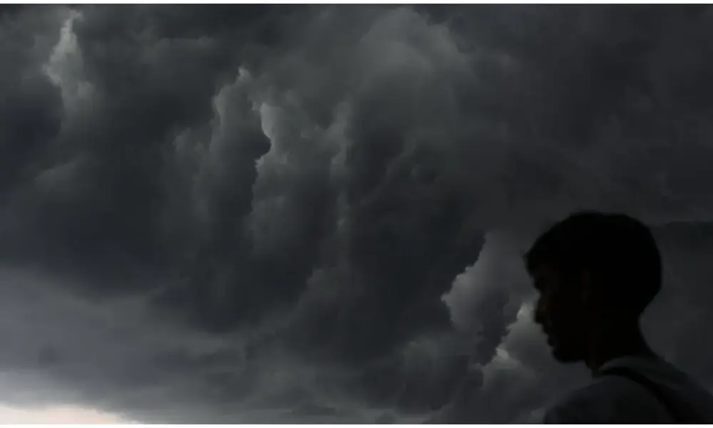 BMKG Prakirakan Cuaca Jakarta Didominasi Awan Tebal dan Hujan Ringan Sepanjang Hari Ini