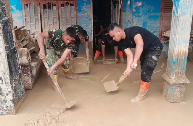 Brimob Polda Sumut Intensif Bersihkan Pemukiman Terdampak Banjir dan Longsor di Batang Toru