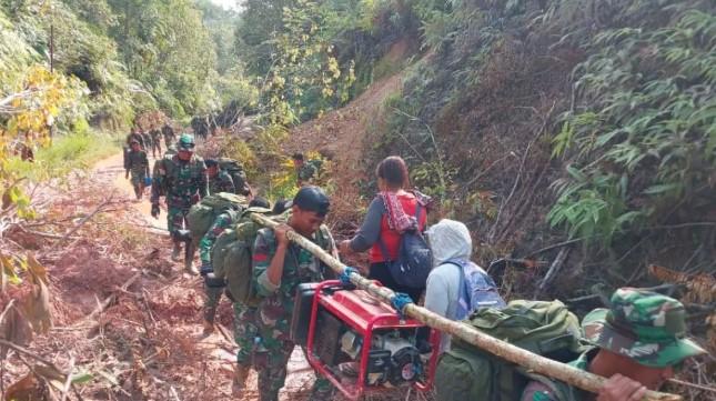 TNI AD Buka Jalur Distribusi Logistik ke Daerah Terdampak Banjir Bandang di Tapteng