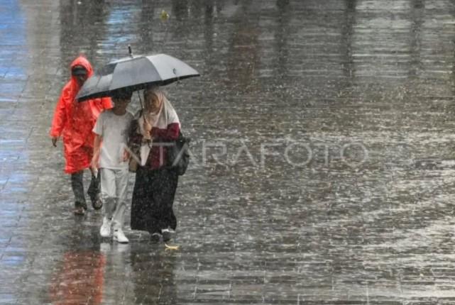 Hujan dan Awan Tebal Diprakirakan Guyur Sebagian Besar Wilayah Jakarta Hari Ini