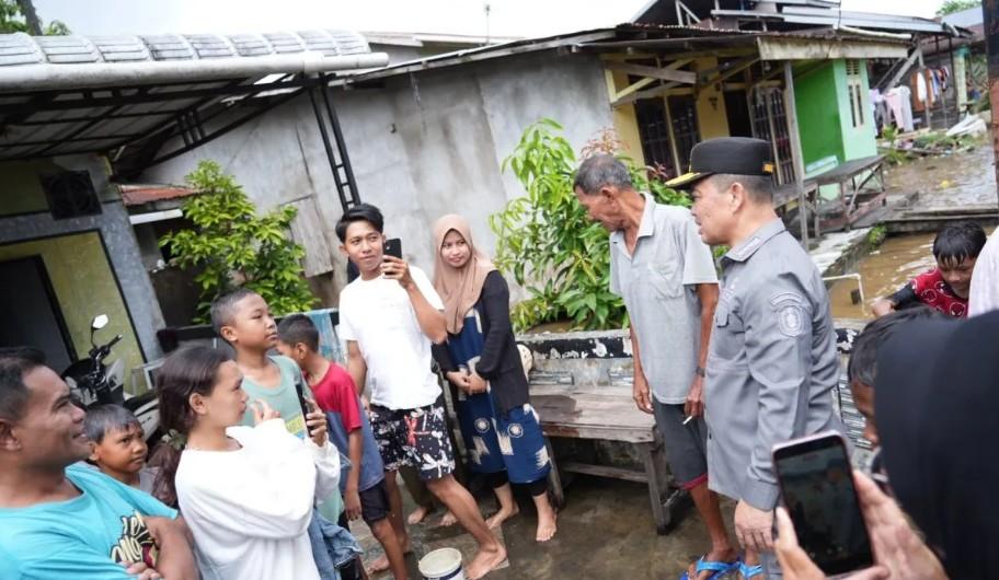 Gubernur Kalbar Ria Norsan Tinjau Langsung Banjir Rob di Pontianak dan Salurkan Bantuan Darurat