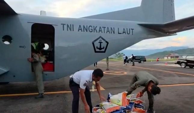 TNI AL Kerahkan Heli dan Pesawat Angkut untuk Distribusi Bantuan Banjir di Sumatera dan Aceh
