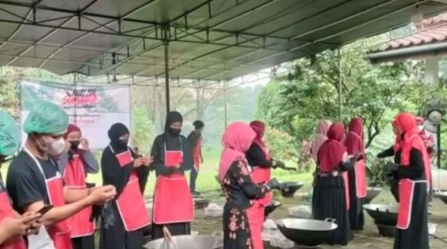 IPB University dan Alumni Minang Produksi Satu Ton Rendang untuk Korban Banjir dan Longsor di Sumatera