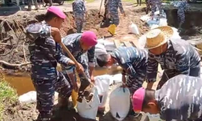 TNI AL Bangun Jembatan Darurat dan Salurkan Bantuan untuk Korban Banjir Bandang di Nagari V Jorong