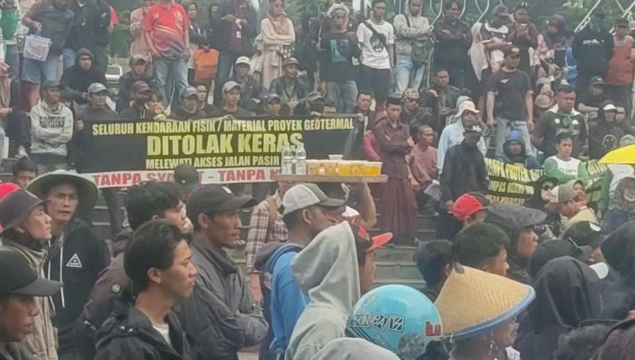 Ratusan Warga Cianjur Gelar Aksi Tolak Geothermal, Tagih Janji Kampanye Bupati