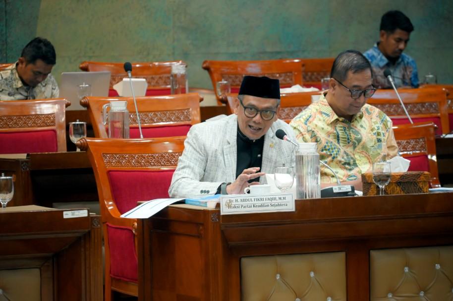 DPR Desak Pemerintah Segera Salurkan Dana Darurat dan Keringanan UKT untuk Korban Bencana di Sumatra
