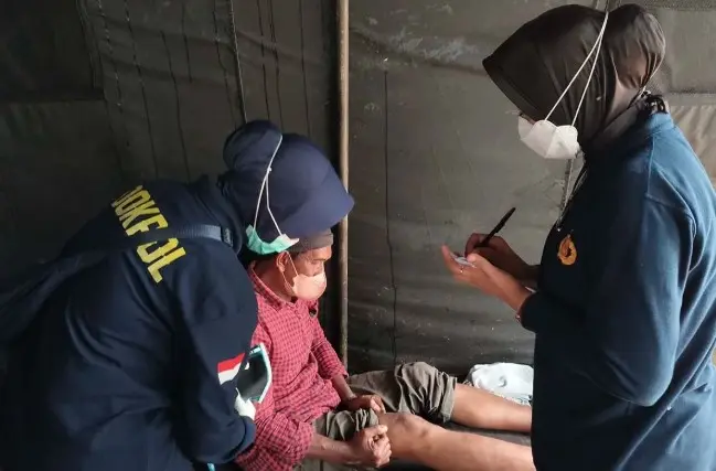 Paramedis Polri Beri Layanan Kesehatan Gratis untuk Korban Banjir di Aceh Tamiang