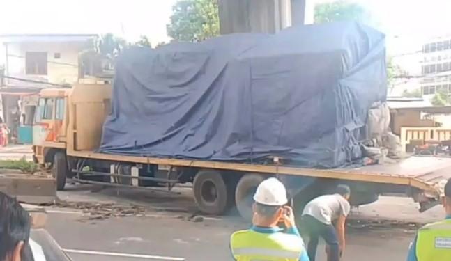 Truk Trailer Tabrak Separator Busway di Daan Mogot Akibat Pengemudi Hilang Konsentrasi
