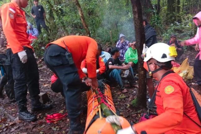 Pendaki 17 Tahun Tewas Terjatuh di Jalur Aik Berik Gunung Rinjani, SAR Lakukan Evakuasi Estafet