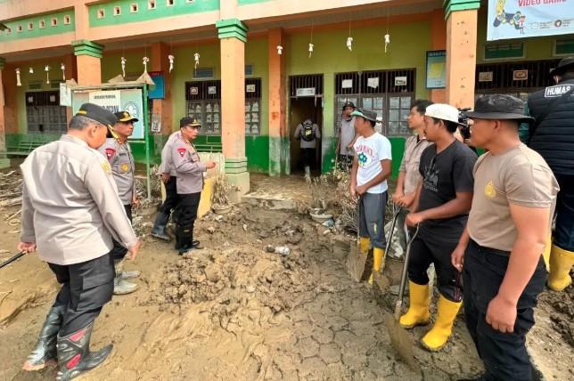 Tinjau Pembersihan SD dan Masjid Terdampak Bencana di Aceh Tamiang, Kapolri: “Warga Tidak Boleh Menunggu Terlalu Lama”
