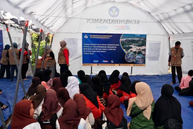 Mendikdasmen Abdul Mu'ti Dampingi Ratusan Siswa di Agam, Berikan Pemulihan Psikososial Pascabencana