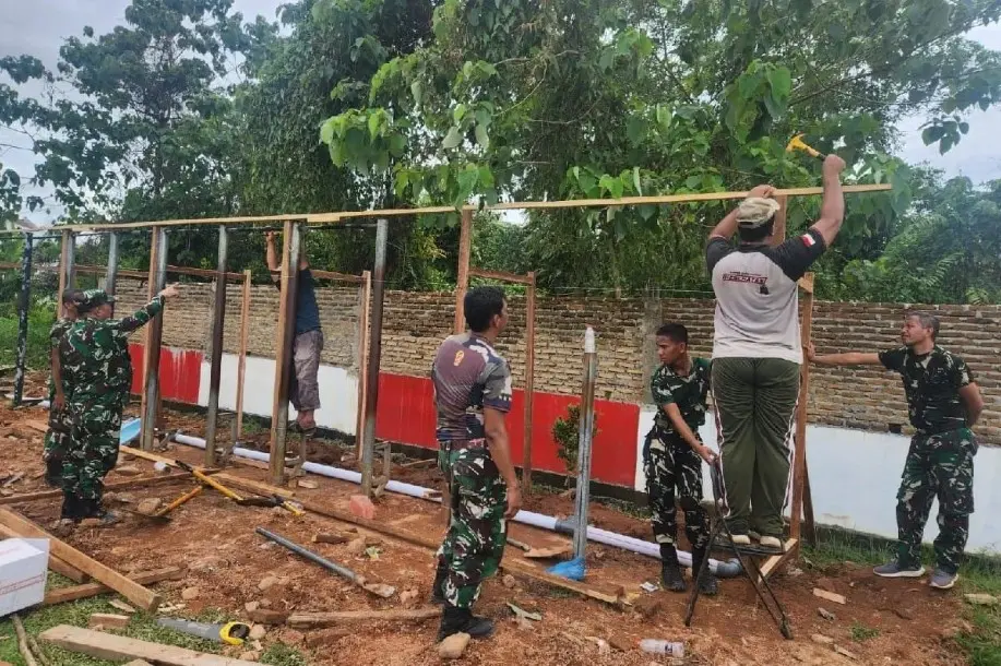 TNI Percepat Pembangunan MCK untuk Pengungsi Banjir dan Longsor di Sibolga dan Tapanuli Tengah