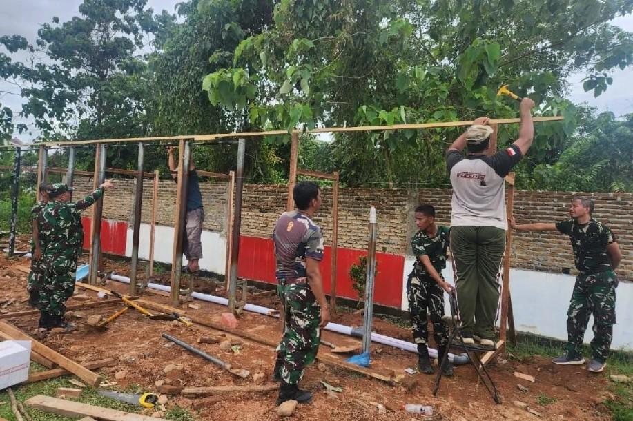 TNI Percepat Pembangunan MCK untuk Pengungsi Banjir dan Longsor di Sibolga dan Tapanuli Tengah