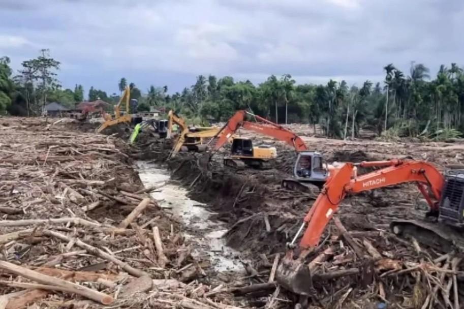 Kementerian PU Kerahkan 21 Alat Berat Tangani Dampak Banjir dan Longsor di Aceh