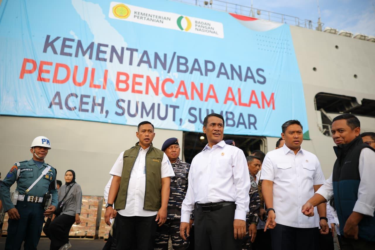 Mentan Amran Kirimkan Bantuan Bencana Sumatera Tahap II Via KRI Surabaya