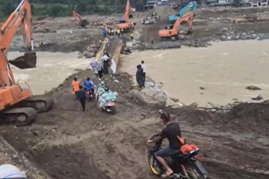 Jembatan Darurat Beutong Sudah Bisa Dilalui, Aktivitas Perdagangan Kembali Bergeliat