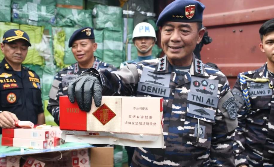 TNI AL Gagalkan Penyelundupan Dua Kontainer Rokok Ilegal Produksi Kamboja di Pelabuhan Pontianak